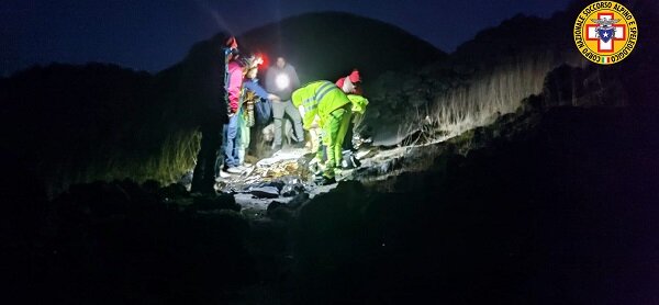 Intervento di soccorso del CNSAS per escursionista poi deceduto al Rifugio Timparossa a Etna Nord Intervento di soccorso del CNSAS per escursionista poi deceduto al Rifugio Timparossa a Etna Nord