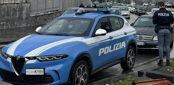 Tentano la truffa dello specchietto in via Santa Sofia, due catanesi fermati dalla Polizia di Stato