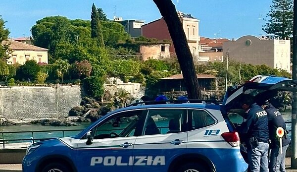 Controlli della Polizia di Stato a Ognina, sanzioni per automobilisti ed esercizi pubblici Controlli della Polizia di Stato a Ognina, sanzioni per automobilisti ed esercizi pubblici