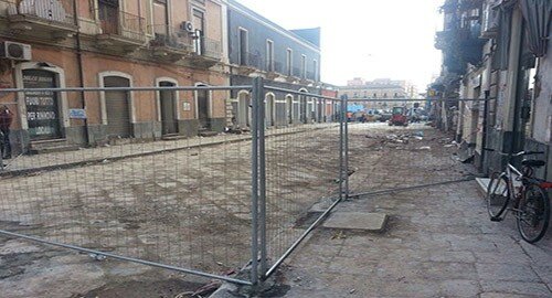 Crollo palazzina, installata recinzione in via Francesco Crispi