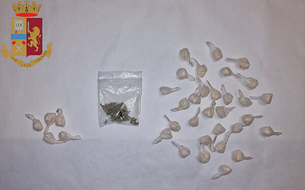 Due arresti della Polizia a "Picanello" per detenzione, ai fini di illecito spaccio, di eroina Due arresti della Polizia a "Picanello" per detenzione, ai fini di illecito spaccio, di eroina