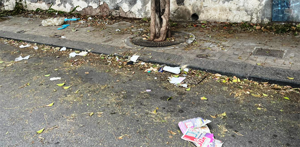 Spazzamento ancora un miraggio in via Luigi Pirandello, a "Borgo-Sanzio", denuncia del Comitato Vulcania