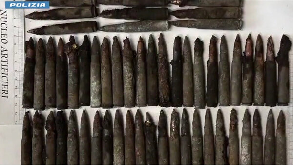 bomba-a-mano-pistola-e-munizioni-da-guerra-trovate-dalla-polizia-di-stato-in-una-grotta-lavica-a-san-giovanni-galermo-3-167703130.jpg bomba-a-mano-pistola-e-munizioni-da-guerra-trovate-dalla-polizia-di-stato-in-una-grotta-lavica-a-san-giovanni-galermo-3-167703130.jpg