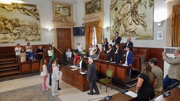 A Palazzo degli Elefanti il sindaco Trantino e il presidente Anastasi accolgono studenti del Consiglio comunale della “Deledda” A Palazzo degli Elefanti il sindaco Trantino e il presidente Anastasi accolgono studenti del Consiglio comunale della “Deledda”