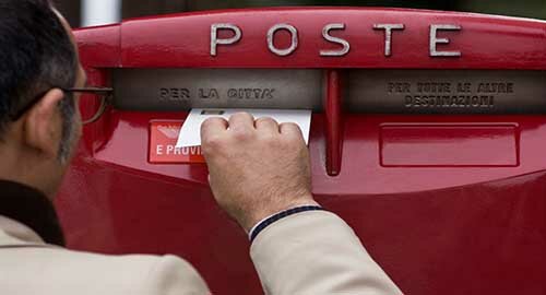 Poste Italiane, con il progetto "Decoro Urbano", rif&agrave; il look alle cassette postali di dodici comuni del Catanese