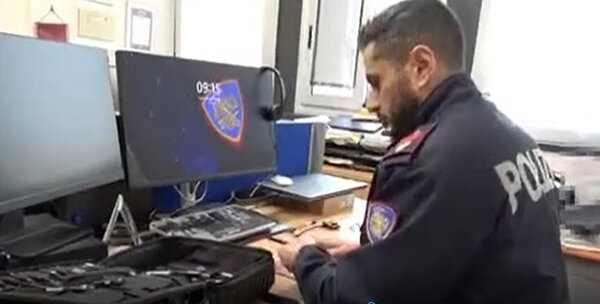 Arrestato un uomo per reati di adescamento online e produzione di materiale pedopornografico
