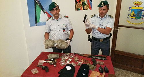 Sequestrate dalla Guardia di Finanza armi e marijuana, arrestati due catanesi a San Berillo Nuovo Sequestrate dalla Guardia di Finanza armi e marijuana, arrestati due catanesi a San Berillo Nuovo