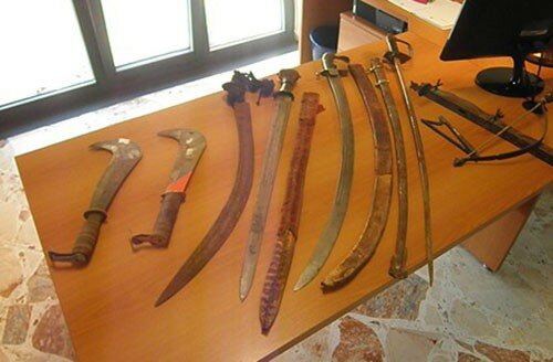 La Polizia Ferroviaria denuncia cittadino straniero per possesso di arsenale di armi bianche dall&rsquo;aspetto antico