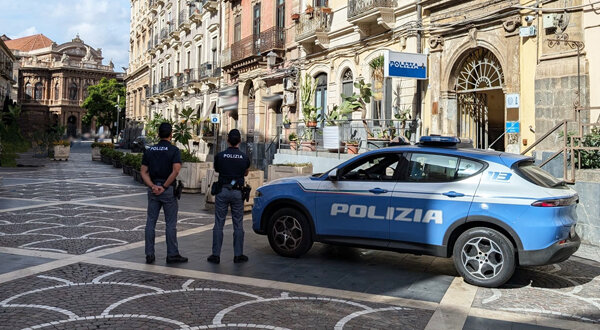 Minaccia automobilisti e danneggia le vetture, parcheggiatore abusivo violento e recidivo arrestato dalla Polizia di Stato