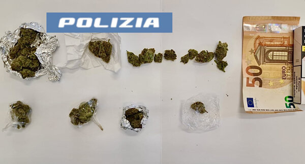 Girava sullo scooter con la droga nel borsello, trentottenne denunciato dalla Polizia di Stato