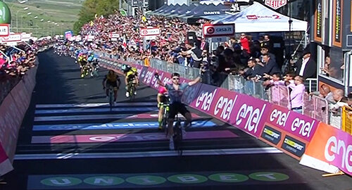 Giro d'Italia 2018, Tim Wellens vince in volata a Caltagirone, Dennis ancora in rosa aspettando l'Etna