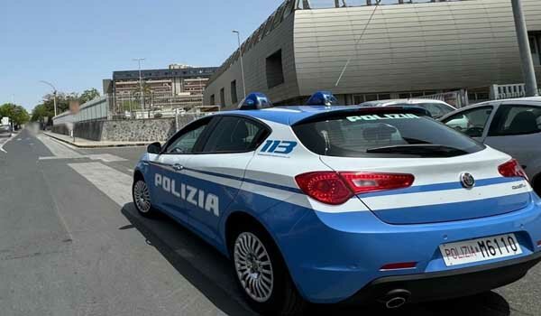 Lancia pietre contro passanti e minaccia l&rsquo;autista di un bus, cinquantatreenne denunciato per interruzione di pubblico servizio