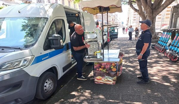 Centro storico, sequestri e sanzioni per operatori abusivi di spremi agrumi