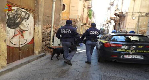 Proseguono i controlli interforze nel quartiere San Berillo Vecchio, ieri la sesta operazione