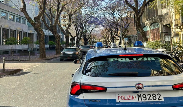 Minaccia la dipendente di un negozio del Centro per farsi consegnare l’incasso, ladro arrestato in flagranza dalla Polizia di Stato Minaccia la dipendente di un negozio del Centro per farsi consegnare l’incasso, ladro arrestato in flagranza dalla Polizia di Stato