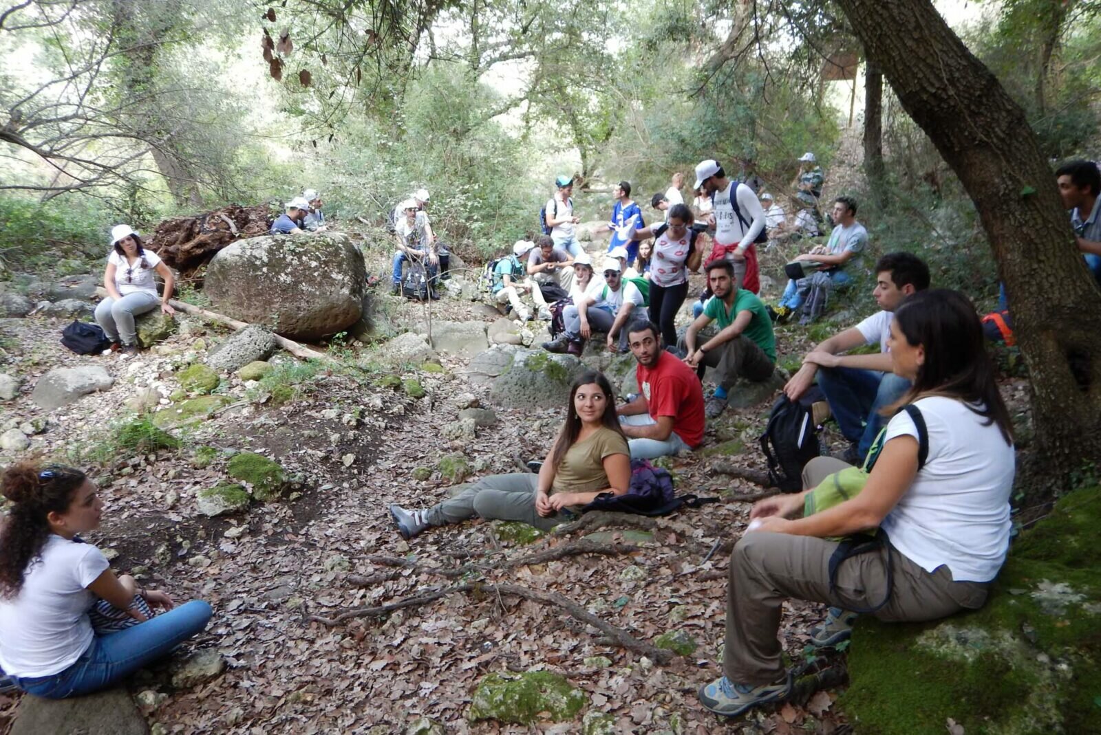 Melilli, studenti universitari etnei a “lezione” di geologia nelle aree protette “Villasmundo” e “Grotta Palombara” Melilli, studenti universitari etnei a “lezione” di geologia nelle aree protette “Villasmundo” e “Grotta Palombara”
