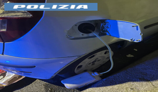 Sorvegliato speciale sorpreso a rubare benzina da un’auto in sosta, denunciato dalla Polizia di Stato Sorvegliato speciale sorpreso a rubare benzina da un’auto in sosta, denunciato dalla Polizia di Stato