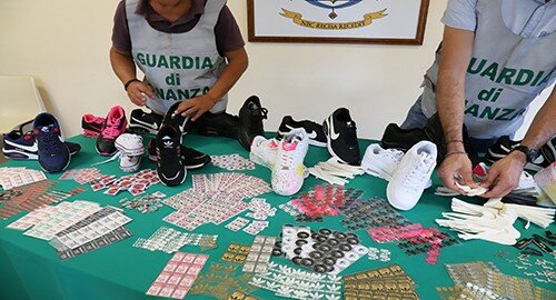 Guardia di Finanza di Catania sequestra oltre 22.000 prodotti contraffatti, denunciati 4 responsabili, colpito anche il commercio di prodotti on line