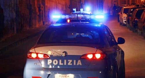Due denunciati dagli agenti delle Volanti per spaccio di sostanza stupefacente e per minacce e danneggiamento