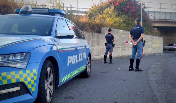 Coppia di giovani sfreccia senza casco a bordo di uno scooter sequestrato e con targa contraffatta, multati per circa 8000 euro