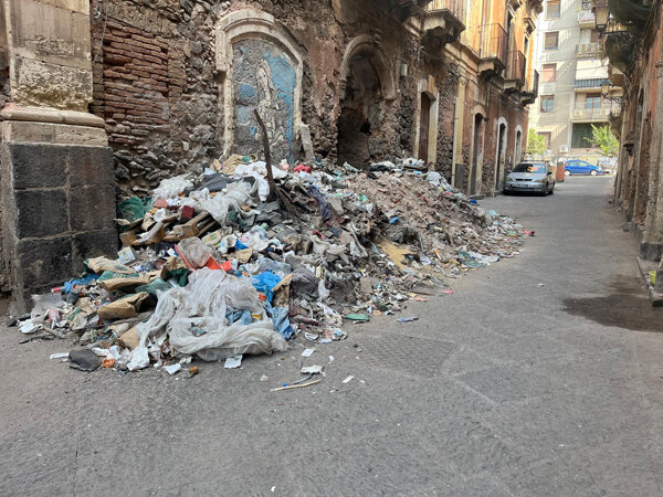 cumuli-di-rifiuti-e-via-delle-finanze-chiusa-con-cantiere-in-corso-1092881332.jpg cumuli-di-rifiuti-e-via-delle-finanze-chiusa-con-cantiere-in-corso-1092881332.jpg