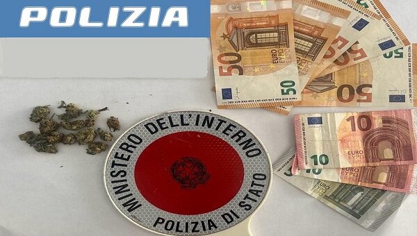 Spacciatore ventitreenne fermato in via del Rotolo e denunciato dalla Polizia di Stato per possesso di sostanza stupefacente Spacciatore ventitreenne fermato in via del Rotolo e denunciato dalla Polizia di Stato per possesso di sostanza stupefacente