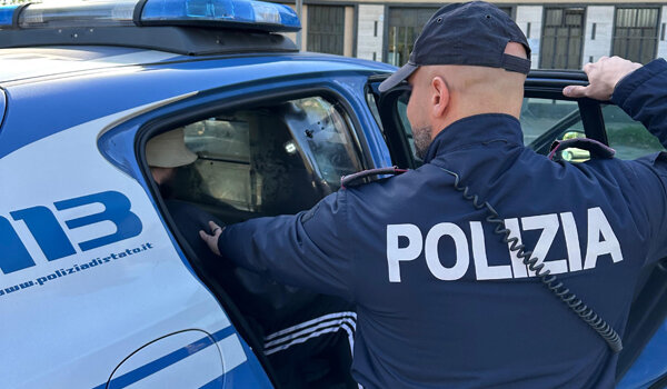 Scoperto e denunciato dalla Polizia di Stato quarantanovenne specializzato in furti in abitazione