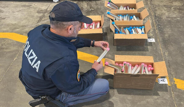 Trasporto illegale di fuochi d&rsquo;artificio, maxi sequestro della Polizia di Stato di quasi 12 mila prodotti per un peso di quasi 300 chili