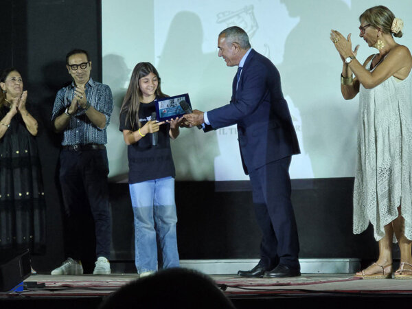 il-sindaco-di-nicolosi-angelo-pulvirenti-premia-ester-pennisi-1496588378.jpg