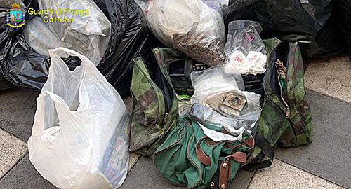 Individuata dalla Guardia di Finanza centrale di spaccio nel cimitero di Giarre, sequestrati 71 kg di marijuana, hashish e cocaina nascosti anche nei loculi, arrestati due acesi Individuata dalla Guardia di Finanza centrale di spaccio nel cimitero di Giarre, sequestrati 71 kg di marijuana, hashish e cocaina nascosti anche nei loculi, arrestati due acesi
