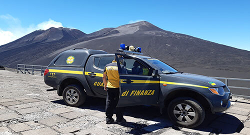 Soccorsi dal Soccorso Alpino della Guardia di Finanza due ciclisti sulla pista altomontana nel versante nord-ovest dell’Etna Soccorsi dal Soccorso Alpino della Guardia di Finanza due ciclisti sulla pista altomontana nel versante nord-ovest dell’Etna