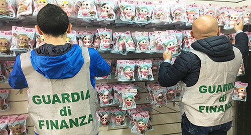 Sequestrati dalla Guardia di Finanza oltre 130 mila articoli con marchi contraffatti e non sicuri, denunciato cittadino cinese