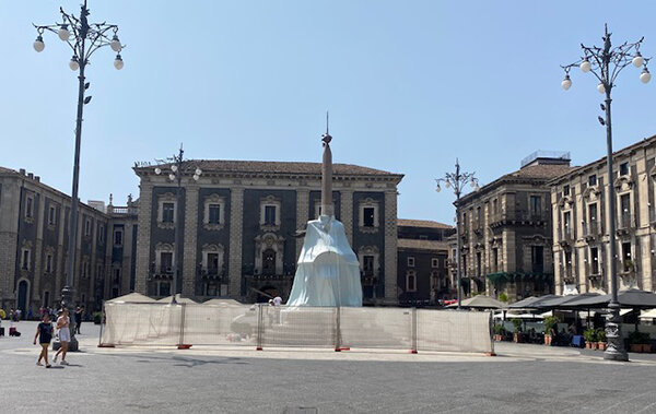 Piazza Duomo, il sindaco Enrico Trantino consegna alla citt&agrave; la fontana dell&rsquo;Elefante