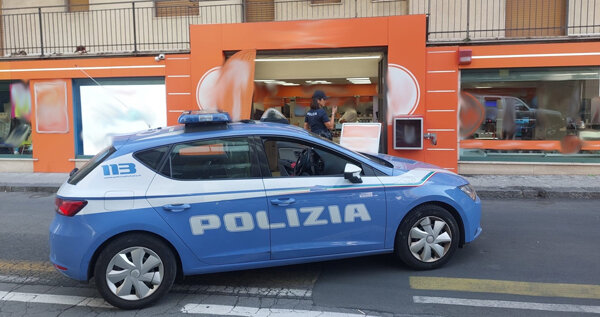 Rapinatore bloccato dai clienti di un negozio in via Oliveto Scammacca e arrestato dalla Polizia di Stato Rapinatore bloccato dai clienti di un negozio in via Oliveto Scammacca e arrestato dalla Polizia di Stato