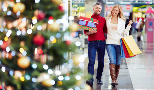 Natale 2023, gli italiani spenderanno 446 euro a testa, ma il 25% vuole stringere la cinghia