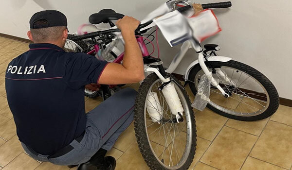 Ruba due biciclette, pregiudicato bloccato e denunciato dalle volanti