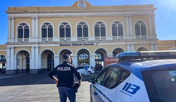 Litiga con la suocera, trentasettenne denunciato dalla Polizia di Stato perché trovato in possesso di un coltello Litiga con la suocera, trentasettenne denunciato dalla Polizia di Stato perché trovato in possesso di un coltello