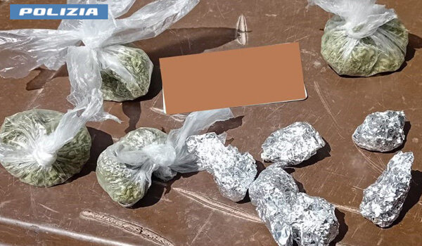 “Alto impatto”, operazione antidroga della Polizia di Stato a Picanello e a San Cristoforo, arrestati 4 spacciatori, tra cui un minore “Alto impatto”, operazione antidroga della Polizia di Stato a Picanello e a San Cristoforo, arrestati 4 spacciatori, tra cui un minore