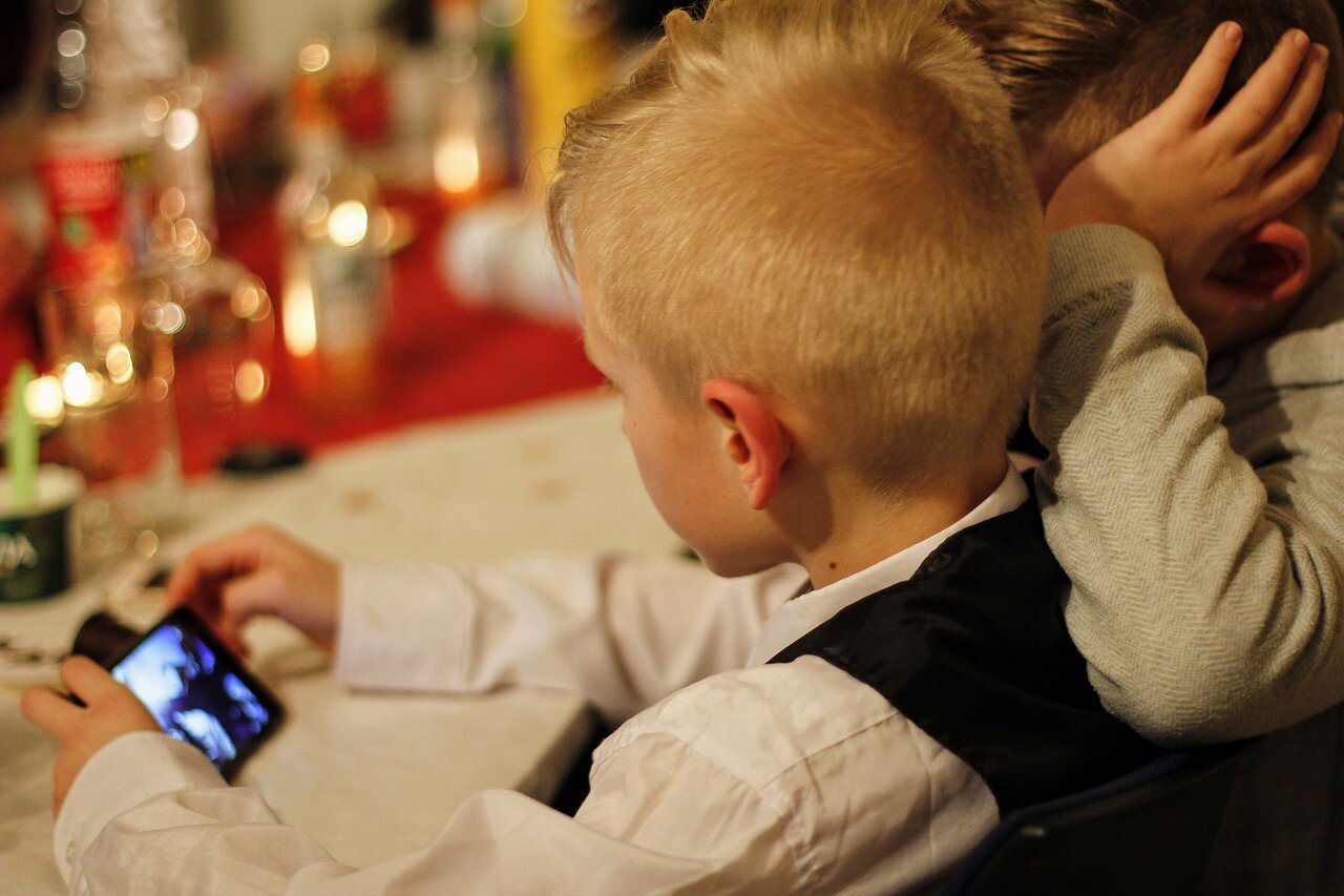 Smartphone e bambini: l'et&agrave; dei minori con il cellulare &egrave; sempre pi&ugrave; bassa