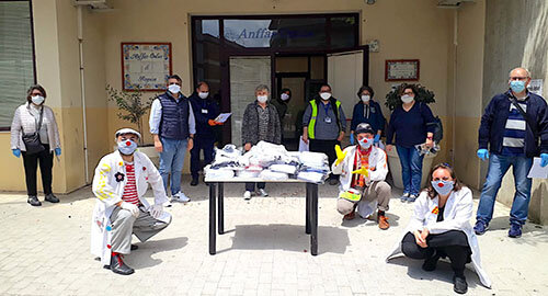 La mascherine della solidariet&agrave;, realizzate da nonne e mamme di Ragusa, consegnate alle associazioni disabili