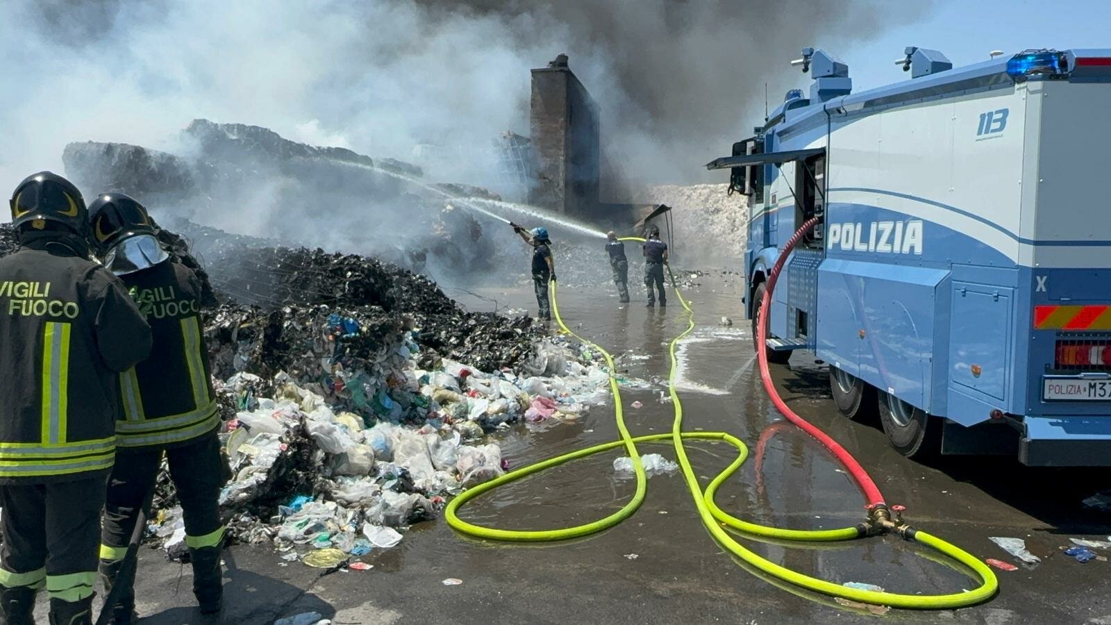 Anche la Polizia di Stato in prima fila alla Zona Industriale per spegnere l'incendio nel capannone di un&rsquo;azienda della V strada