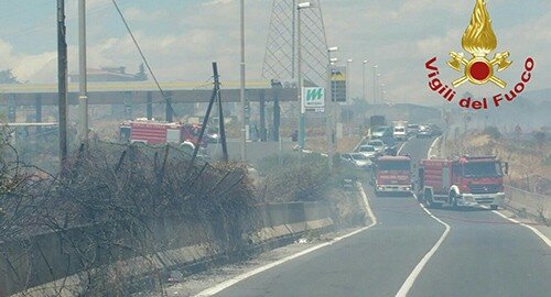 Incendio stamattina nello Stradale Cravone, in azione i Vigili del Fuoco di Catania