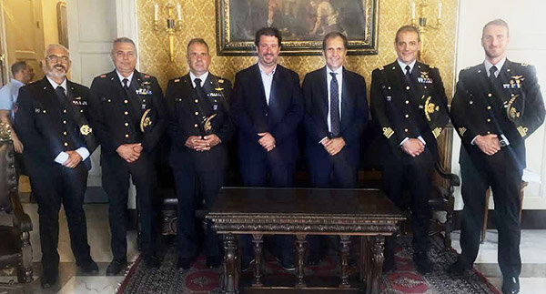 A Palazzo degli Elefanti il sindaco riceve militari dell'Aeronautica autori del salvataggio alla Plaia A Palazzo degli Elefanti il sindaco riceve militari dell'Aeronautica autori del salvataggio alla Plaia