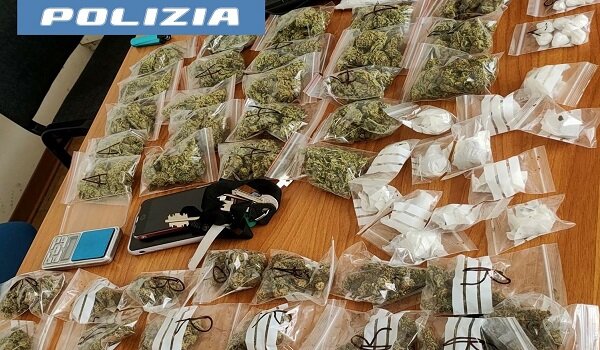 Ventitreenne arrestato dalla Polizia di Stato, girava a bordo di un&rsquo;auto con mezzo chilo di droga nello zaino