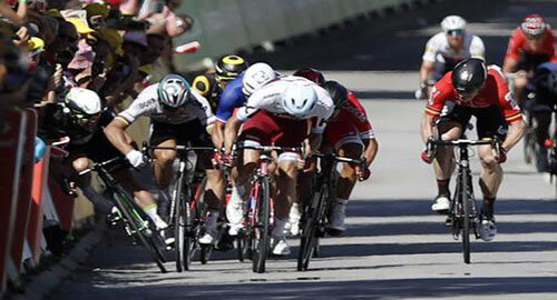 Tour de France 2017, a Vittel in volata s'impone Demare, l'iridato Sagan espulso dalla corsa