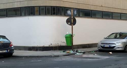 All'angolo di via Oliveto Scammacca e via Milano contenitore per defecazioni canine stracolmo, a terra e puzzolente da settimane, la segnalazione del Comitato Vulcania