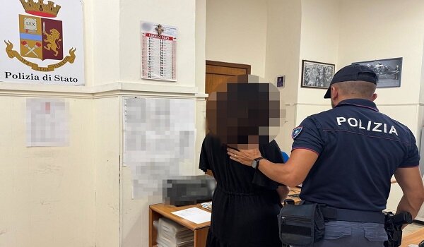 Si finge appartenente alle forze dell’ordine per truffare anziana chiedendole di consegnare i gioielli di famiglia, cinquantatreenne arrestato dalla Polizia di Stato Si finge appartenente alle forze dell’ordine per truffare anziana chiedendole di consegnare i gioielli di famiglia, cinquantatreenne arrestato dalla Polizia di Stato