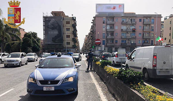 Un arresto e due denunce degli agenti del Commissariato "Borgo-Ognina" per i lavavetri di via Vincenzo Giuffrida Un arresto e due denunce degli agenti del Commissariato "Borgo-Ognina" per i lavavetri di via Vincenzo Giuffrida