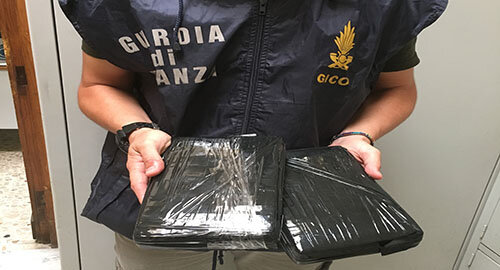 Arrestato dalla Guardia di Finanza al casello di San Gregorio corriere romano con oltre due chili di cocaina