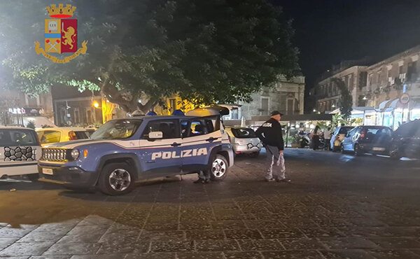 Al Castello Ursino giro di vite della Polizia contro parcheggiatori abusivi e motociclisti indisciplinati